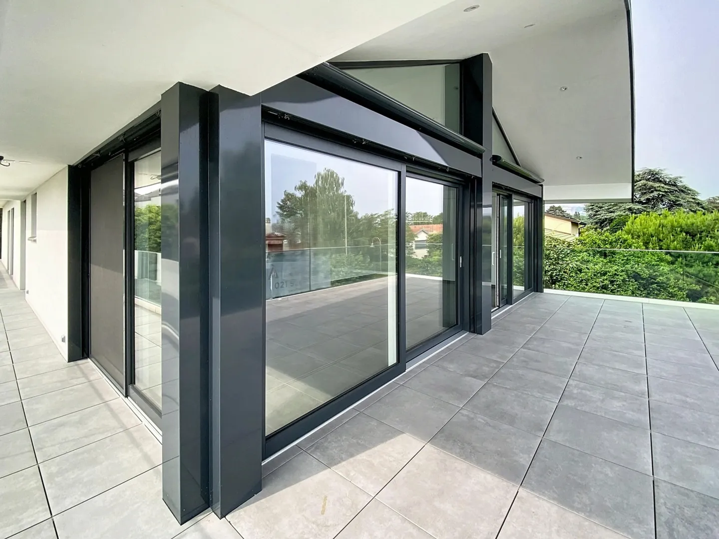 Magnificent apartment with lake view - Photo 2 of 20