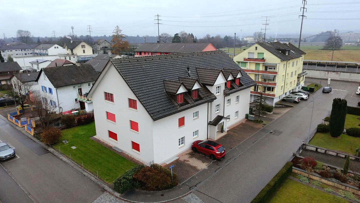 Luminoso appartamento mansardato di 4,5 locali con vista a Möhlin! - Foto 1 di 13