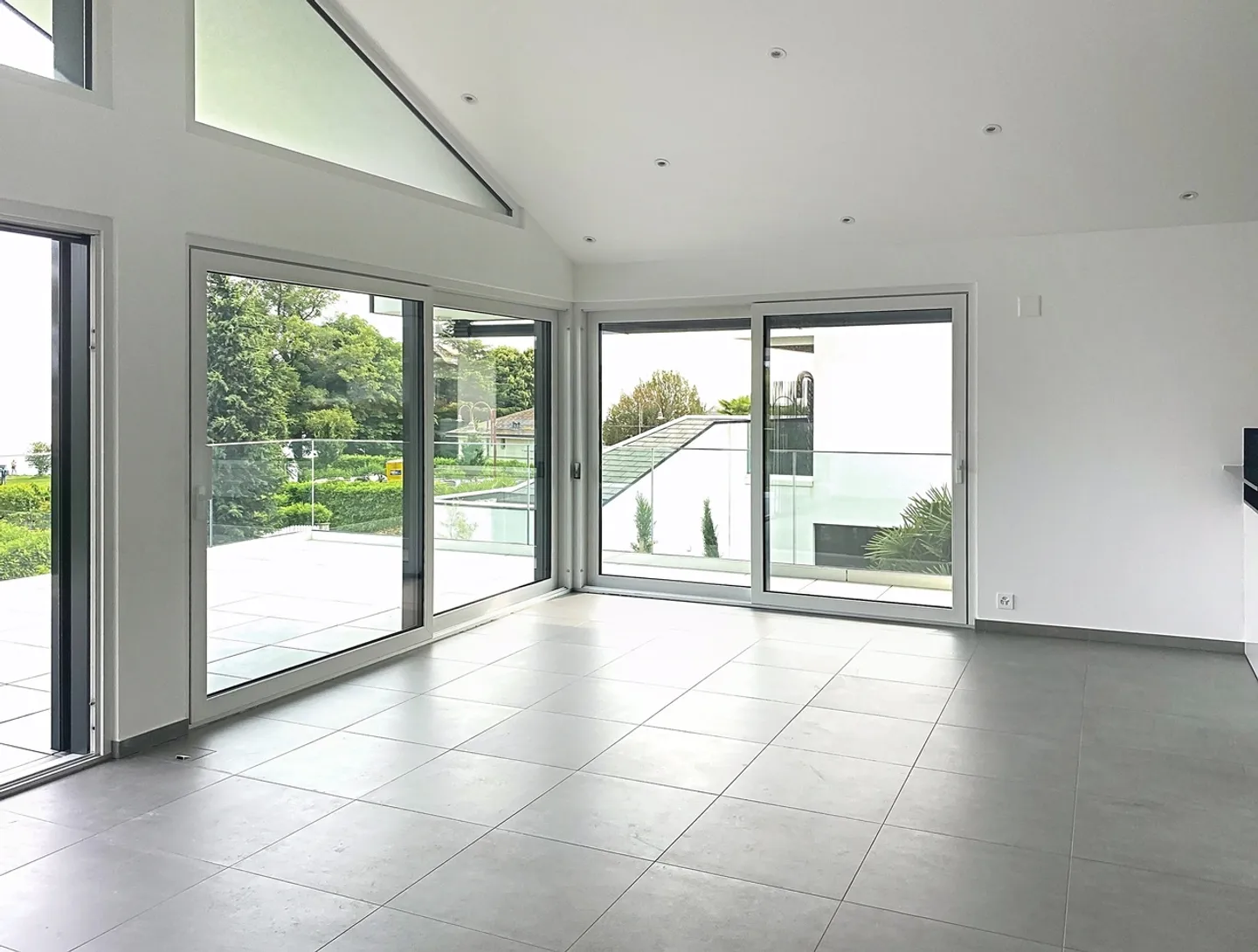 Magnificent apartment with lake view - Photo 5 of 20