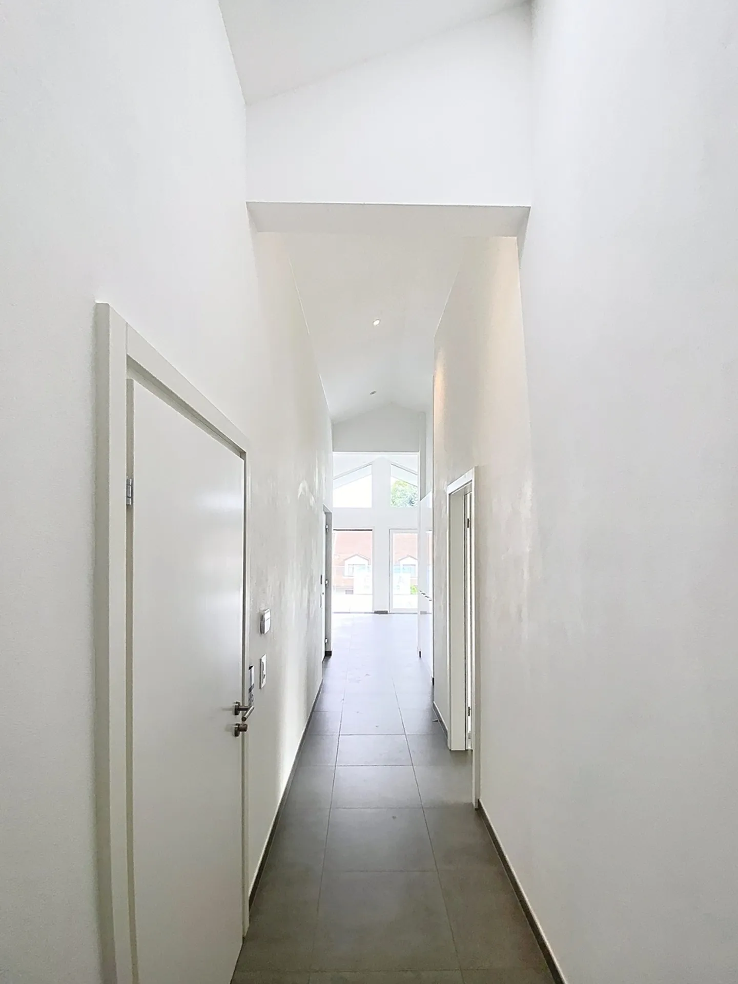 Magnificent apartment with lake view - Photo 9 of 20