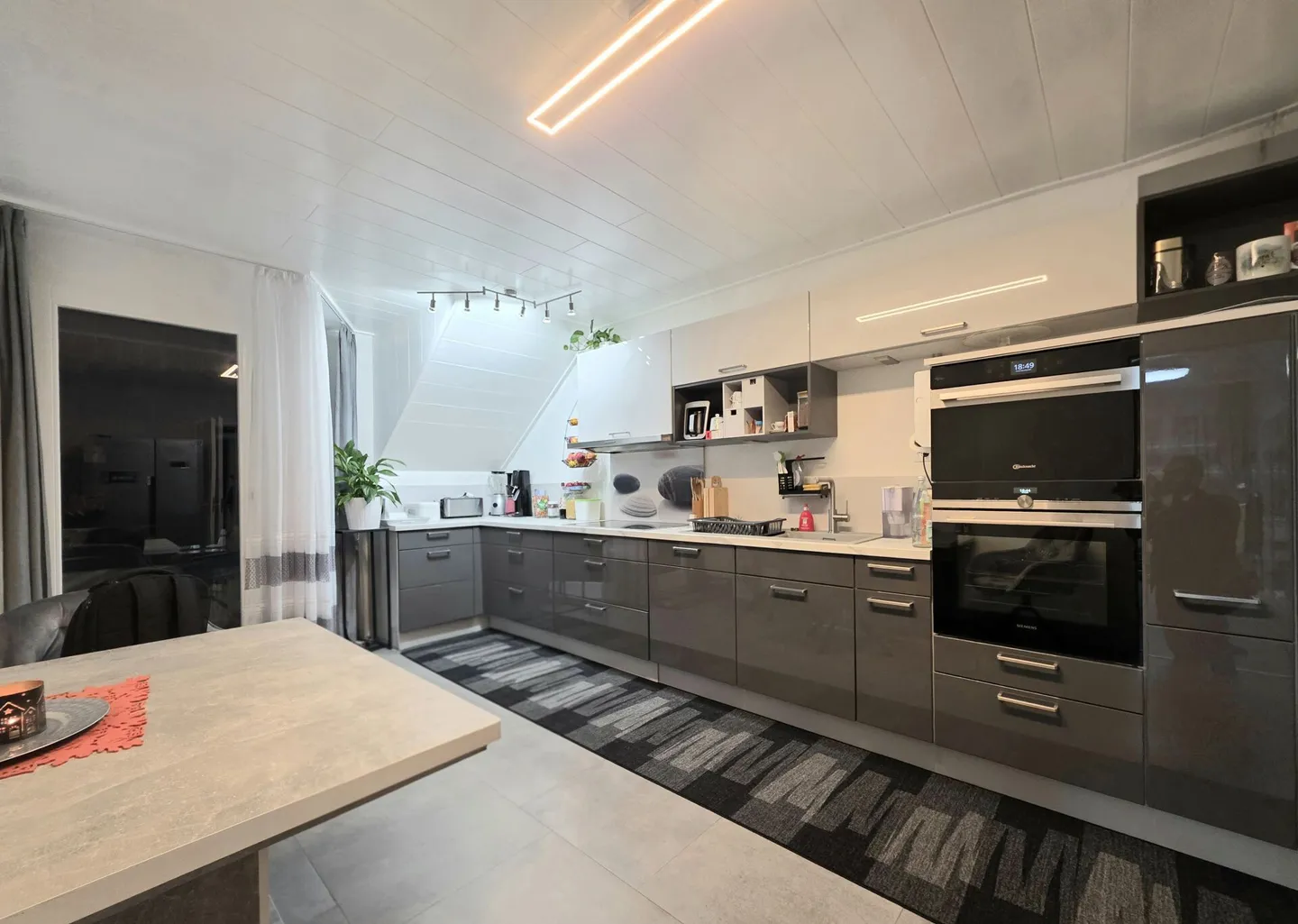 Luminoso appartamento mansardato di 4,5 locali con vista a Möhlin! - Foto 6 di 13