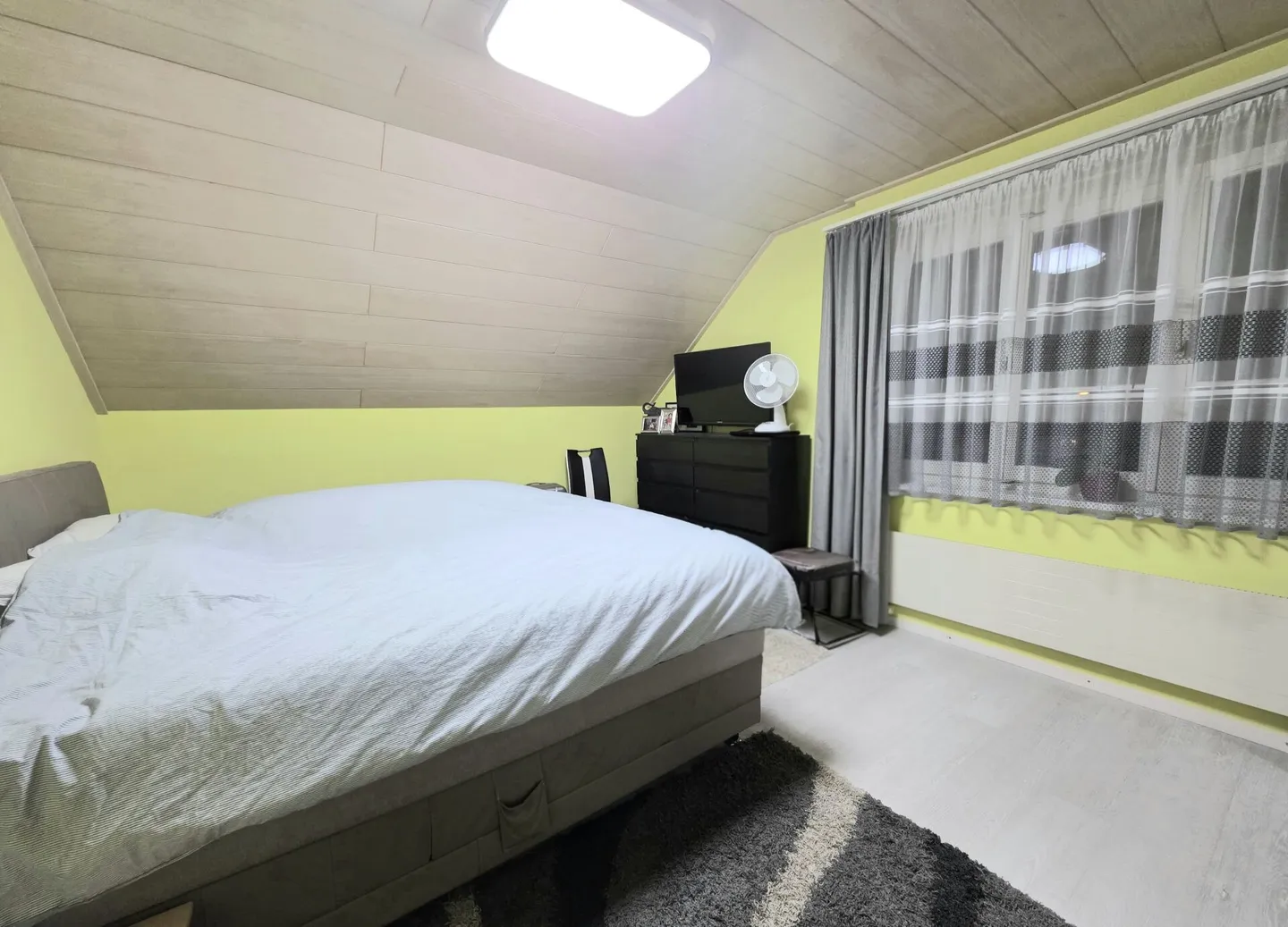 Luminoso appartamento mansardato di 4,5 locali con vista a Möhlin! - Foto 8 di 13