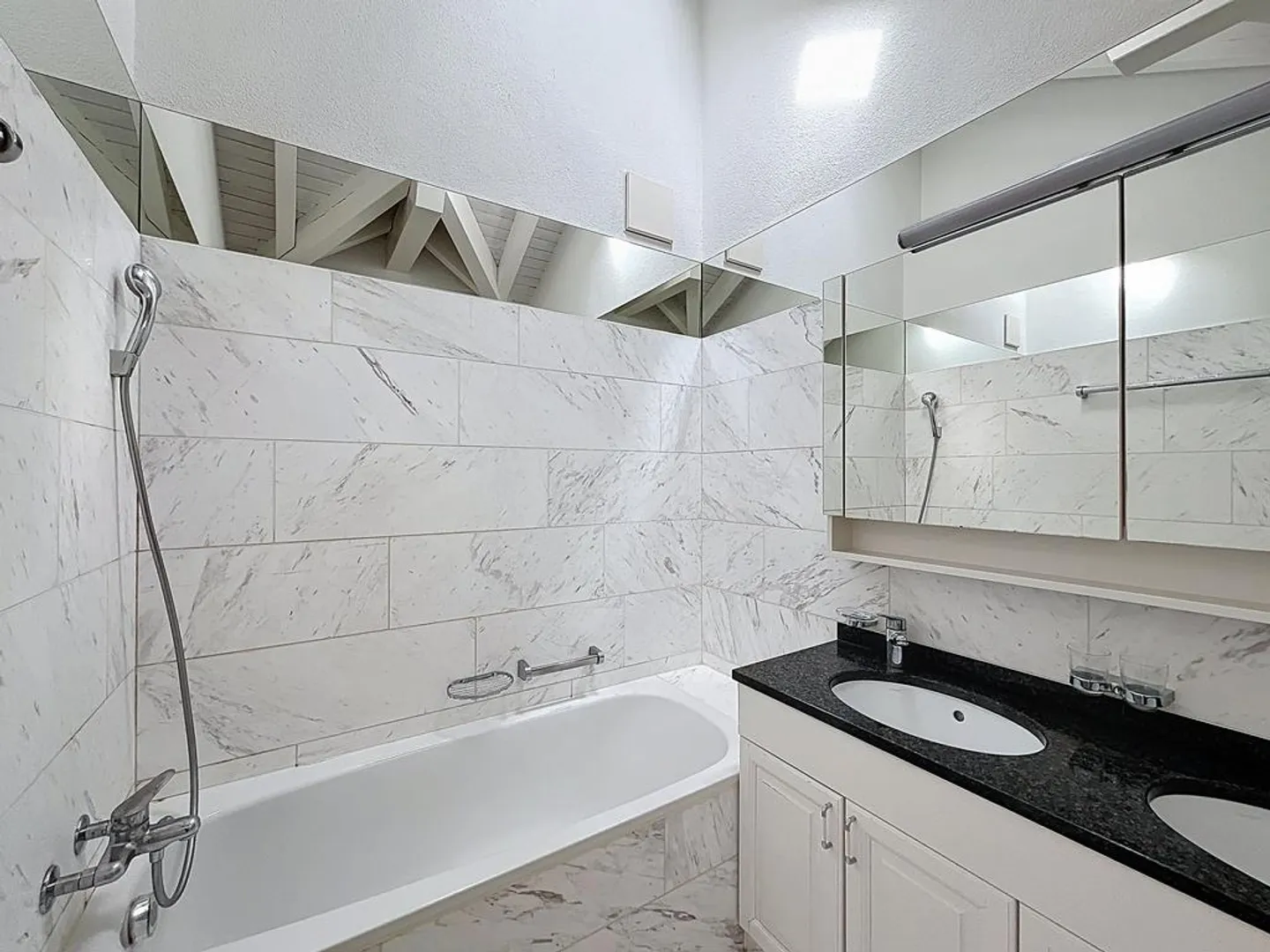Exclusive 4-room maisonette apartment with lake view in Herrliberg - Photo 7 of 9