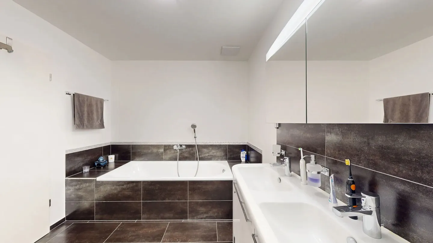 Appartement moderne de 4,5 pièces avec balcon et deux places de parking - Photo 9 sur 17