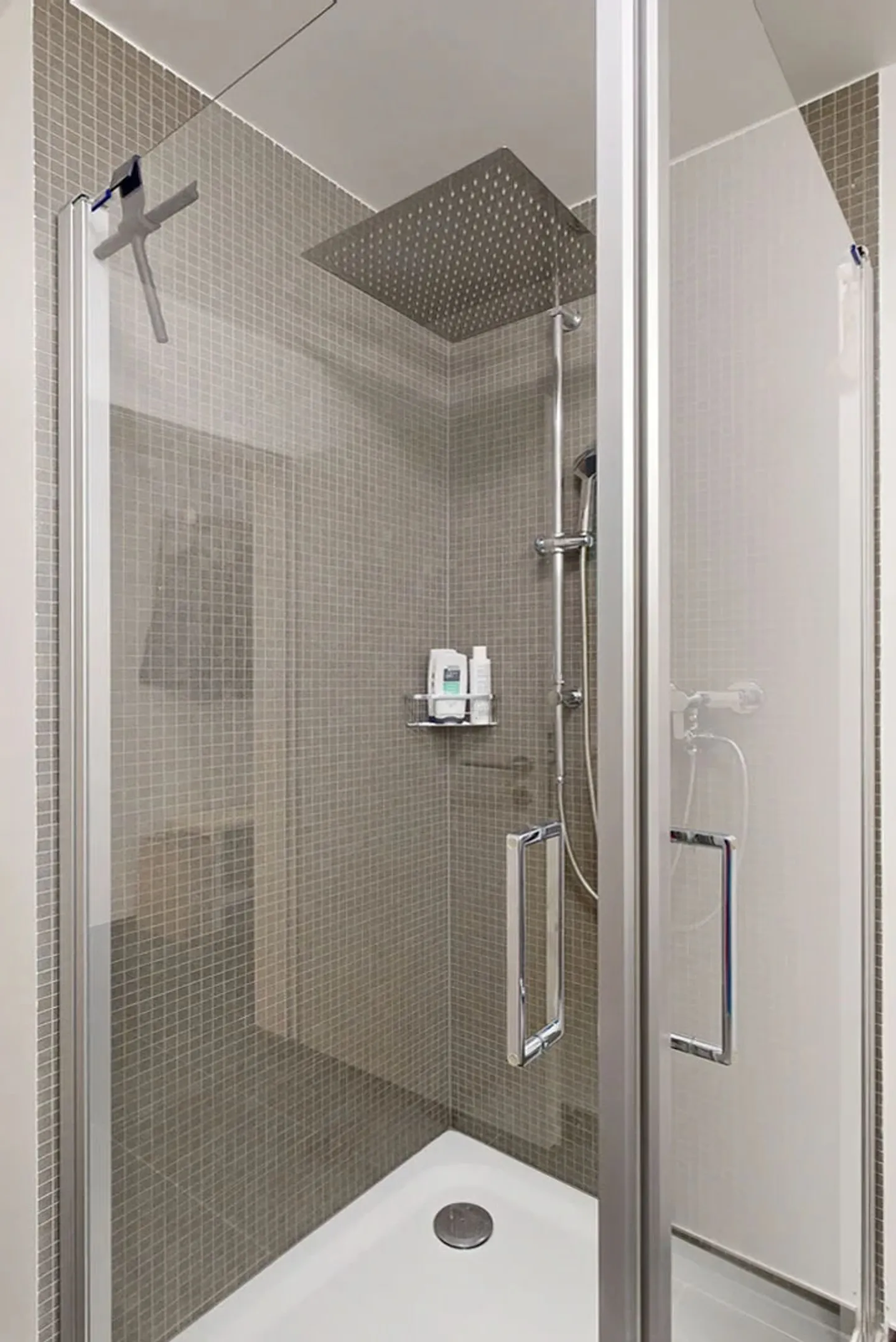 Appartement moderne de 4,5 pièces avec balcon et deux places de parking - Photo 11 sur 17