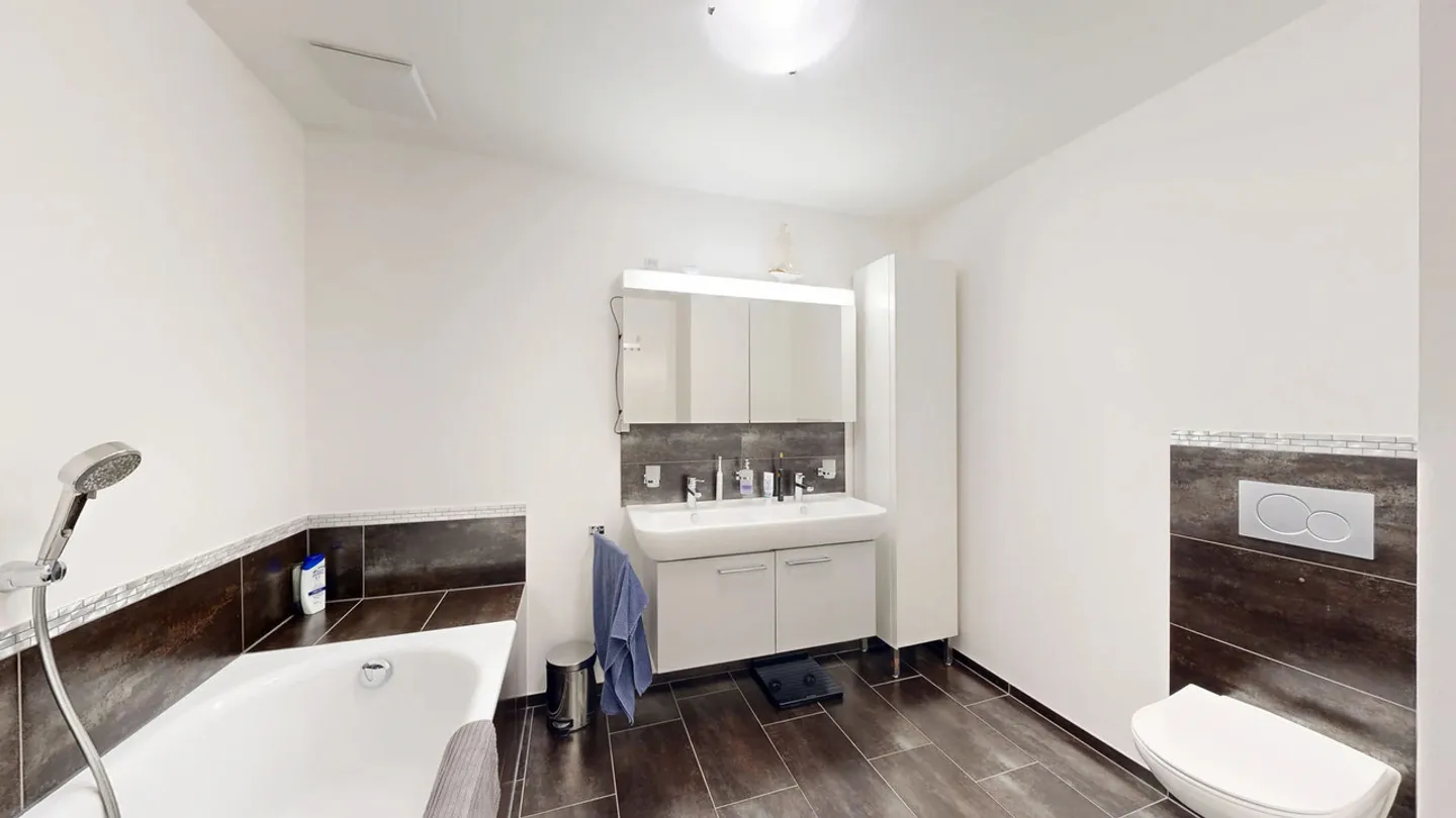 Appartement moderne de 4,5 pièces avec balcon et deux places de parking - Photo 8 sur 17