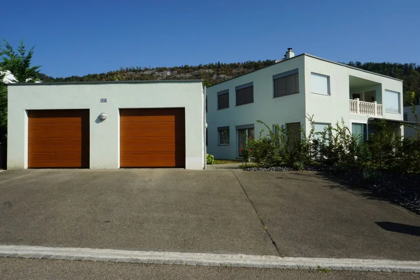 ARI-262 - Magnifique rez-de-jardin de 5,5 pièces dans une maison de standing à 2 logements - Photo 1 of 30