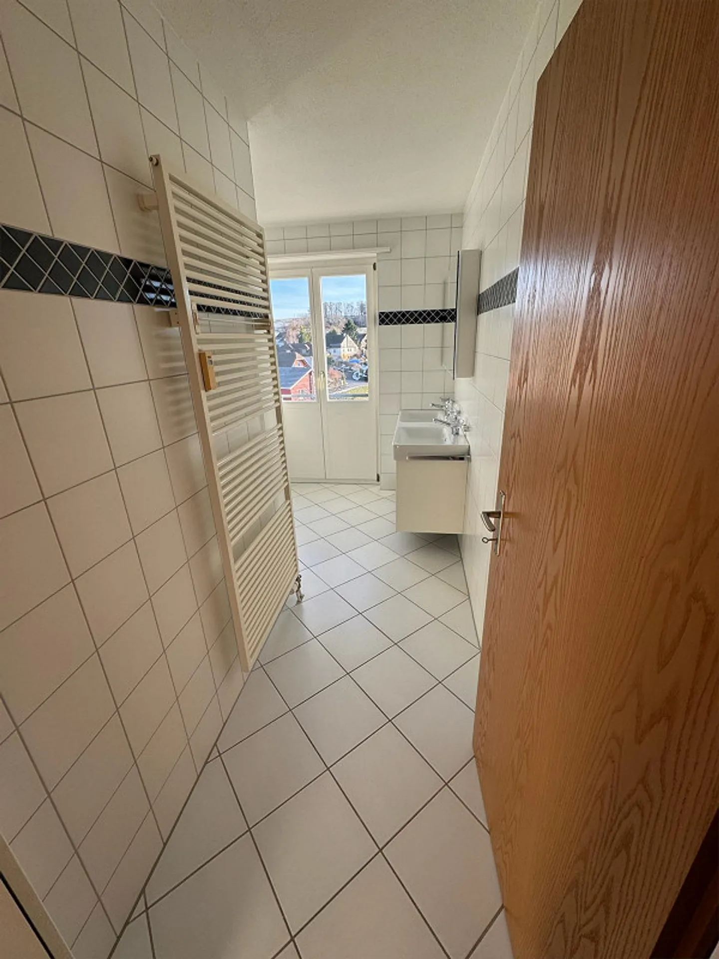 Appartement lumineux de 4,5 pièces avec terrasse, belle vue, 2 salles de bains - Photo 2 sur 7
