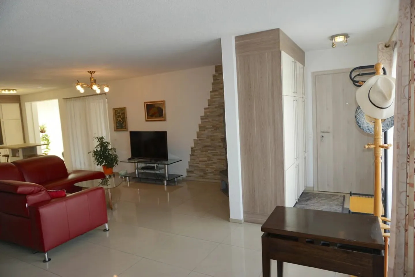 ARI-262 - Magnifique rez-de-jardin de 5,5 pièces dans une maison de standing à 2 logements - Photo 3 of 30