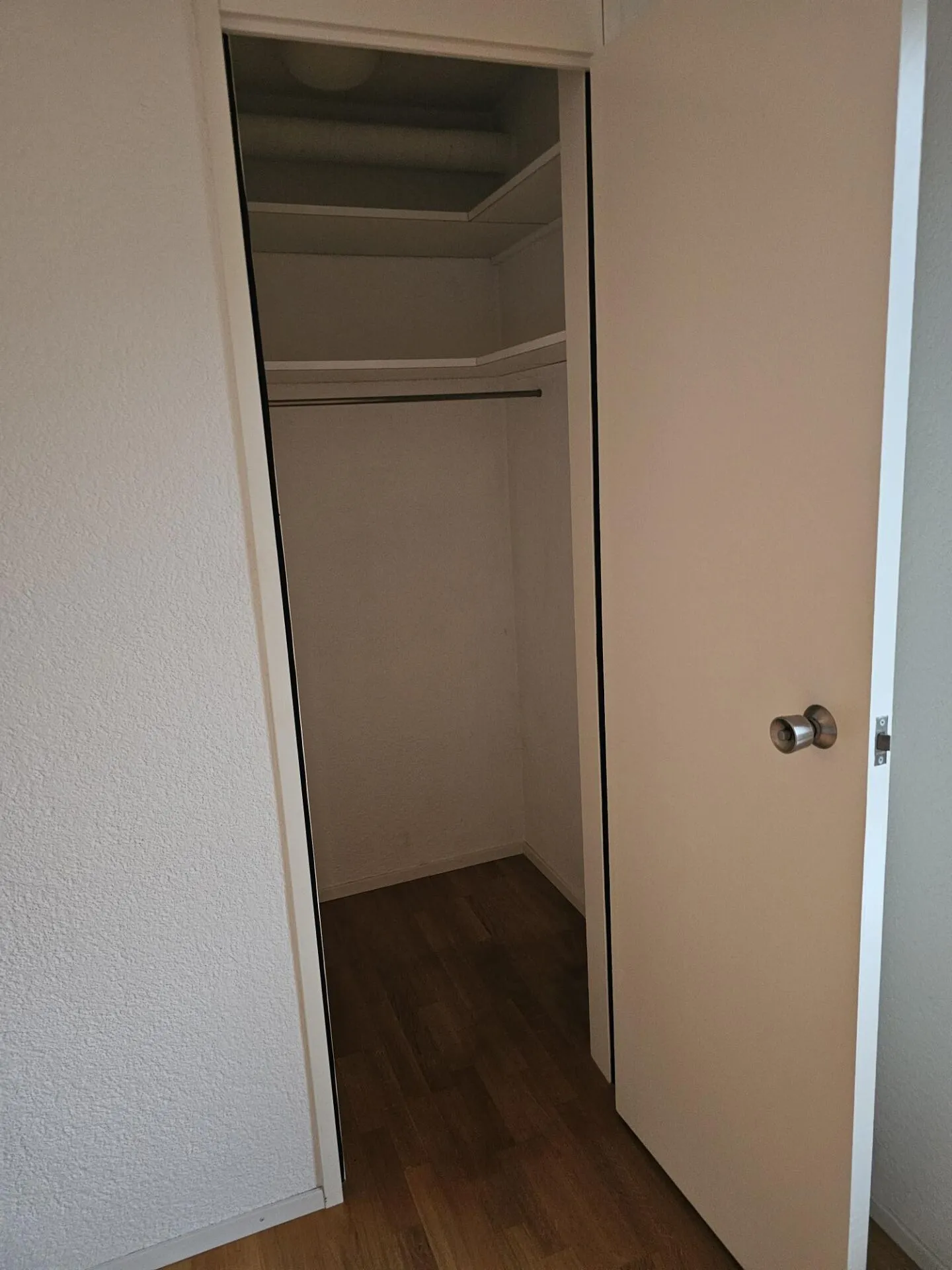 Freshly renovated 3.5-room apartment with balcony, fireplace, and Zihl view - ideal for couples or singles! - Photo 6 of 6