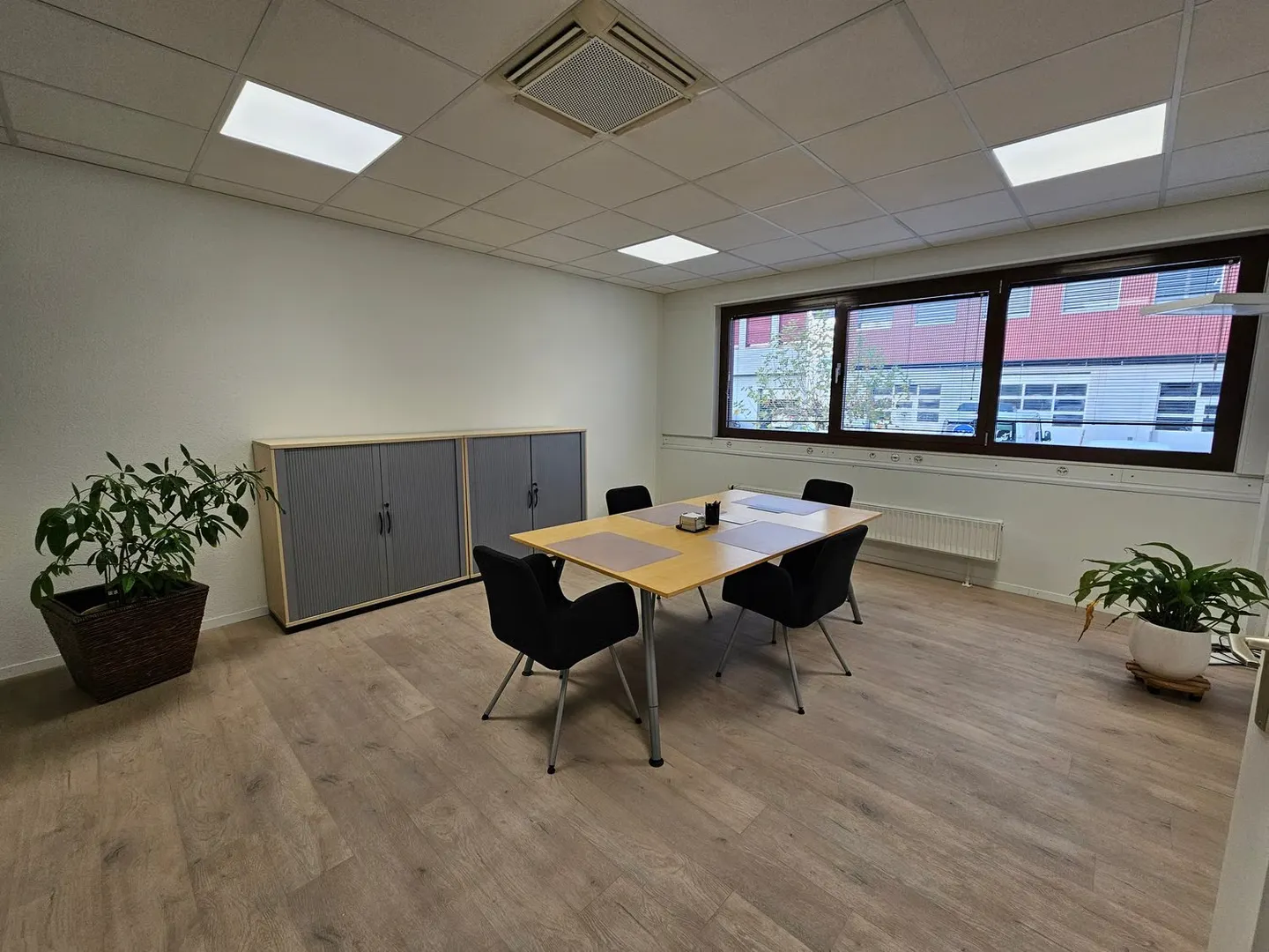 380 m2 distributed in 4 commercial premises. - Photo 5 of 6
