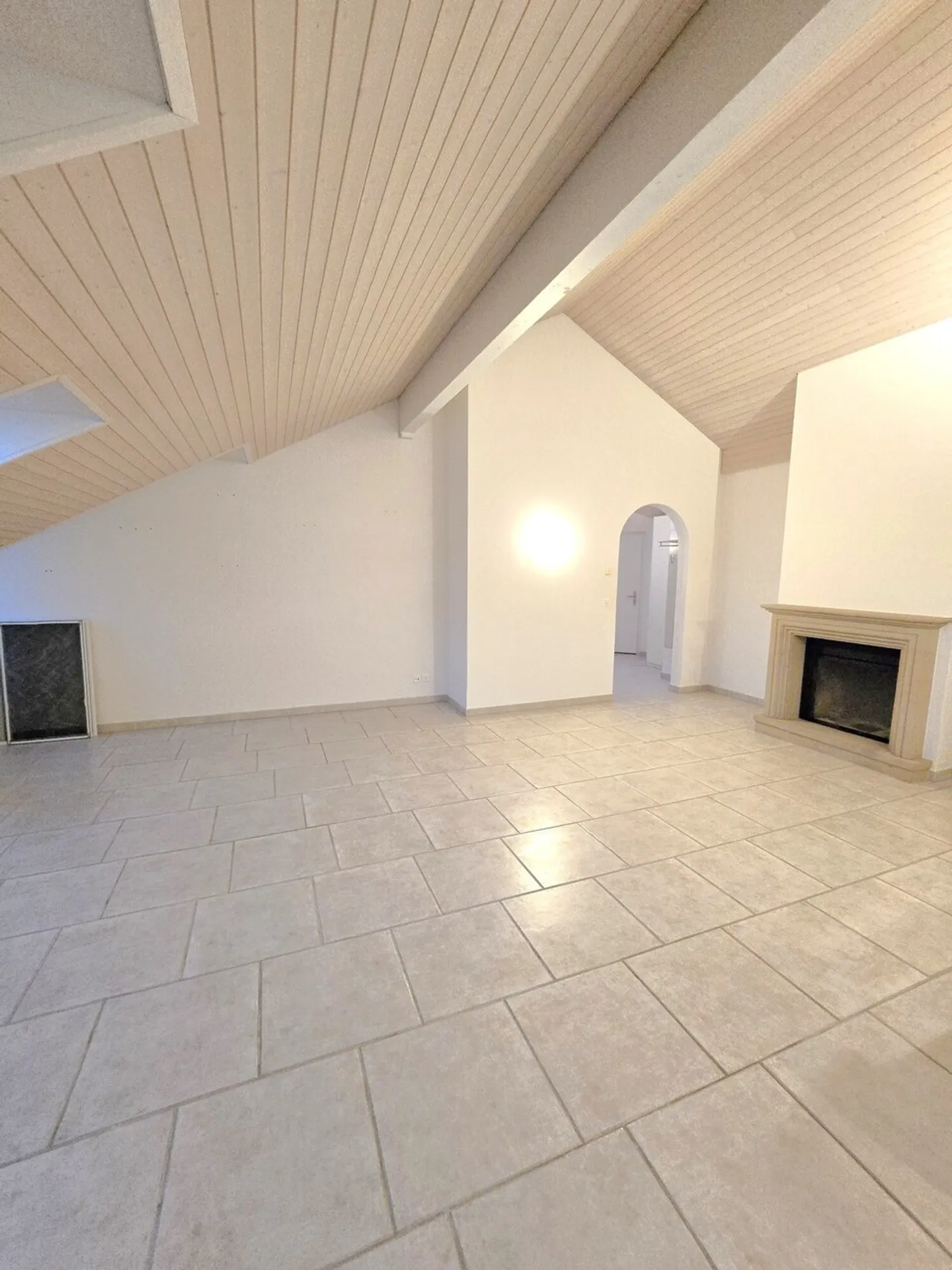 Charmante appartement sous les combles (3.5 pièces) avec loggia inondée de lumière - Photo 4 sur 8