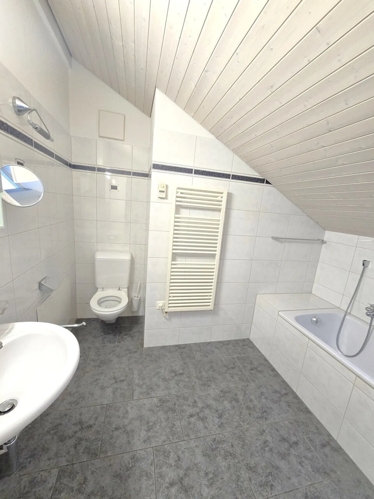 Charmante appartement sous les combles (3.5 pièces) avec loggia inondée de lumière - Photo 5 sur 8