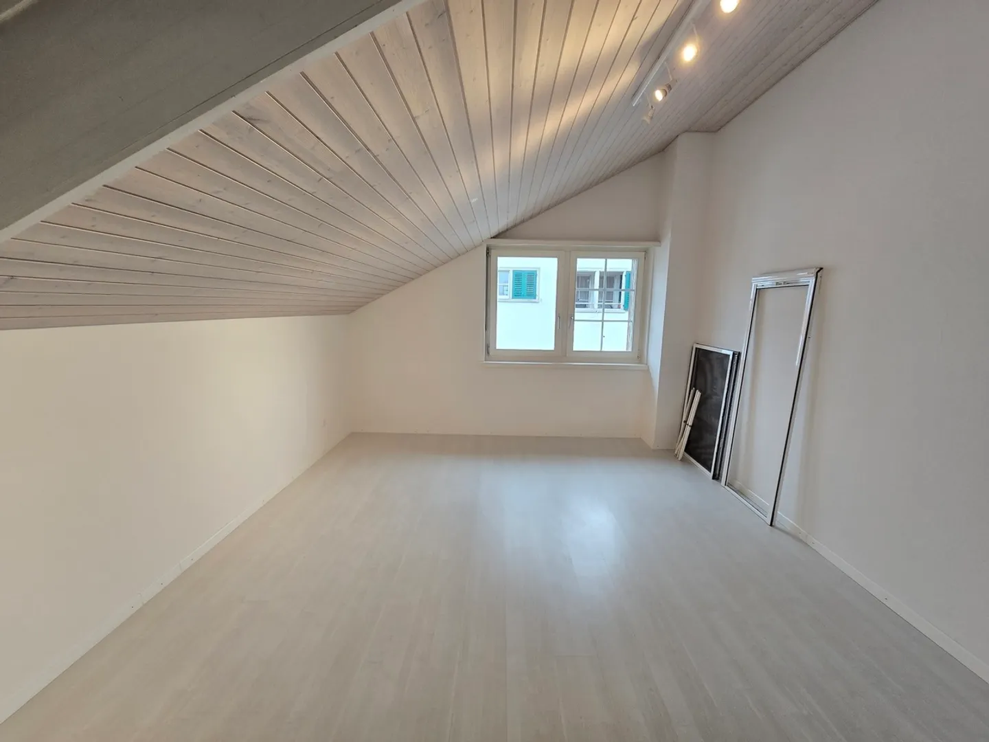 Charmante appartement sous les combles (3.5 pièces) avec loggia inondée de lumière - Photo 8 sur 8