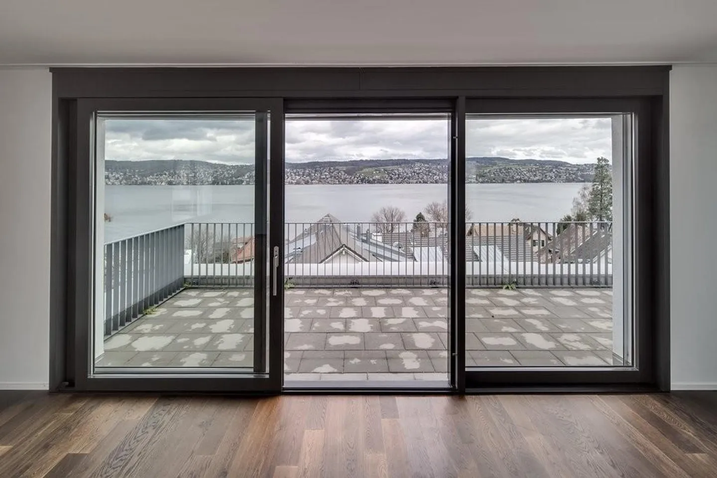 Dreamlike Penthouse Apartment with Panoramic Lake View in Rüschlikon - Photo 3 of 12