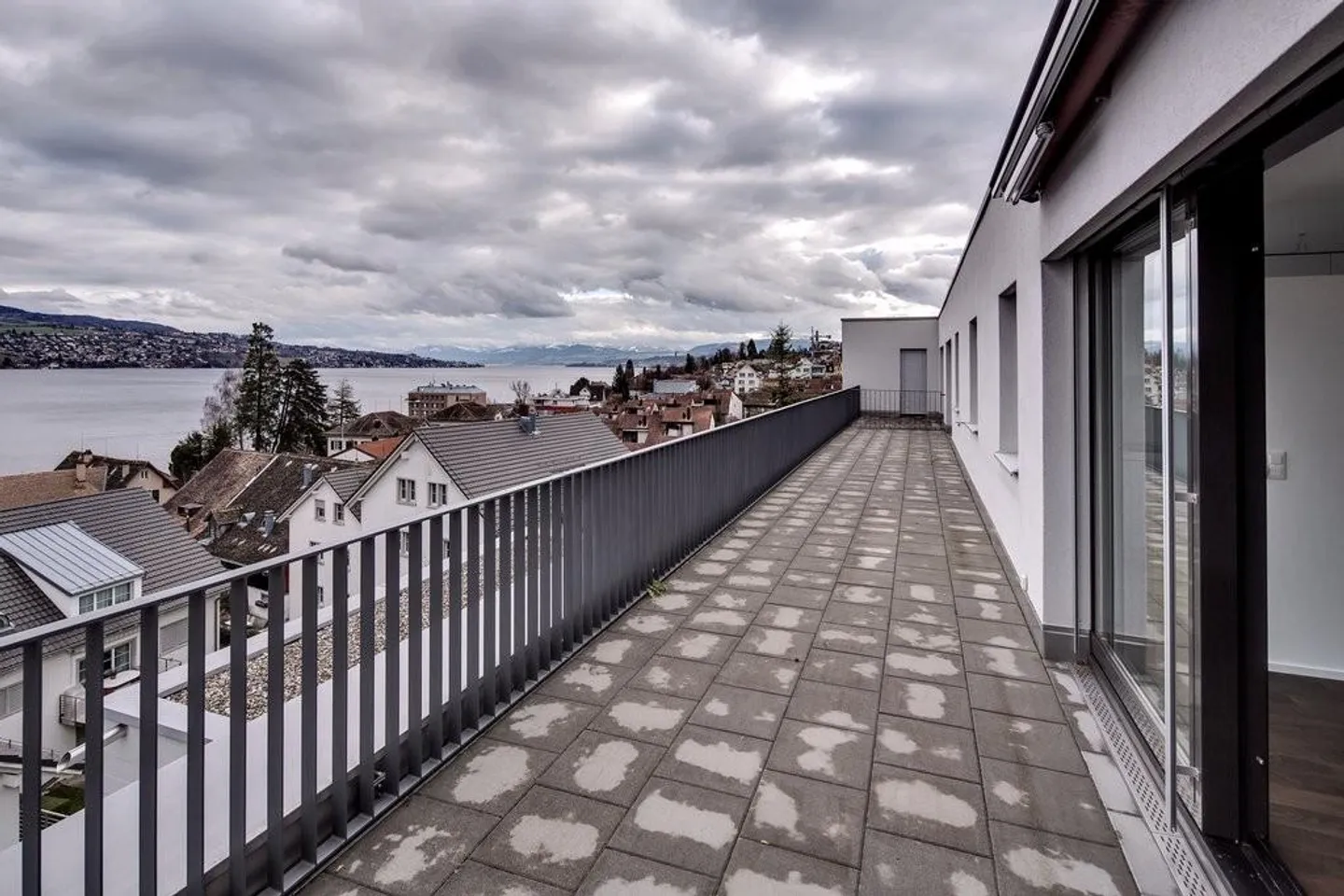 Dreamlike Penthouse Apartment with Panoramic Lake View in Rüschlikon - Photo 12 of 12