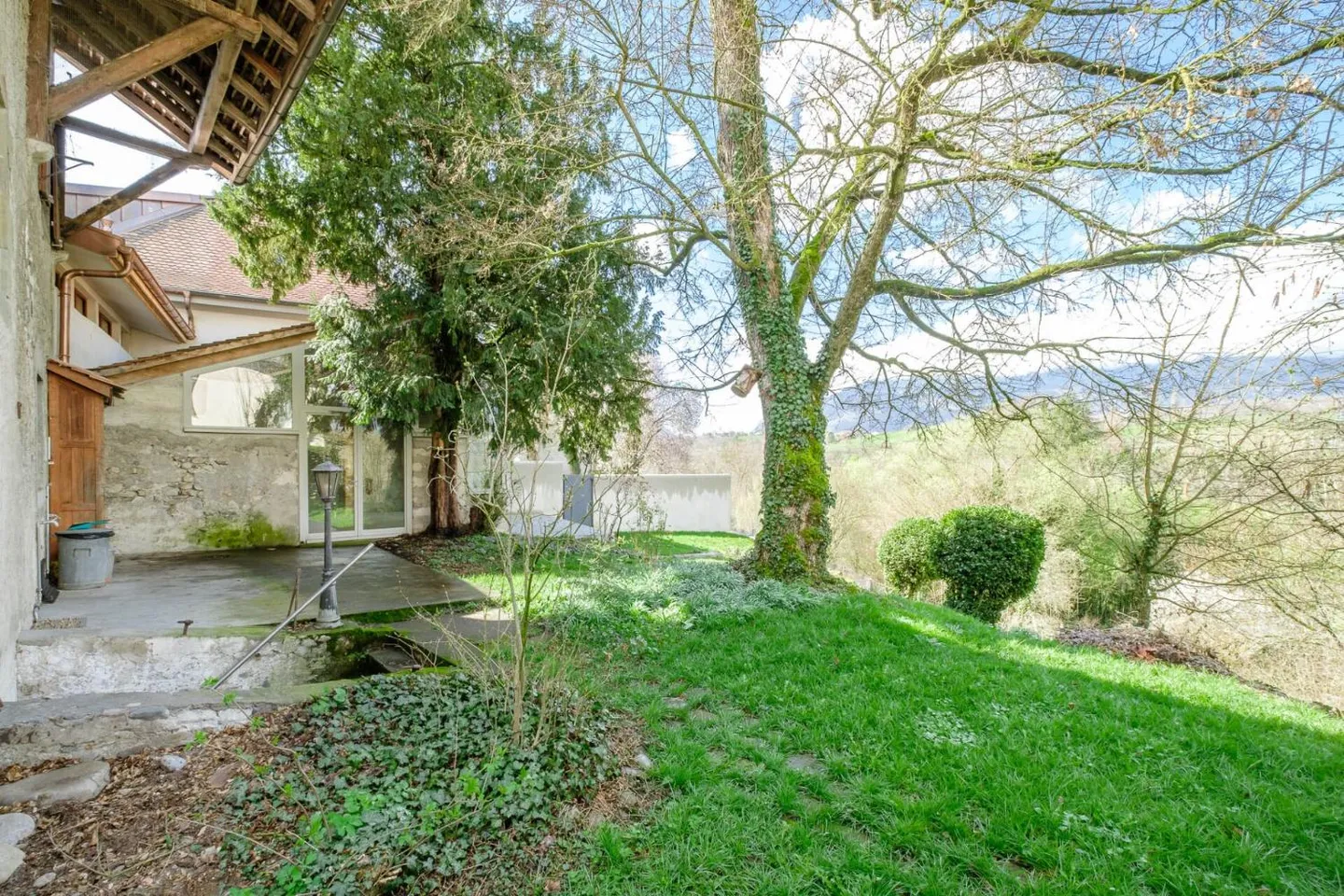 Maison de charme à rénover - Photo 2 sur 9