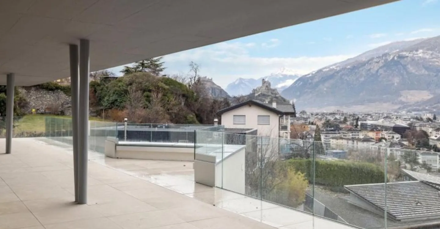 Exceptional penthouse with castle views - Photo 2 of 9