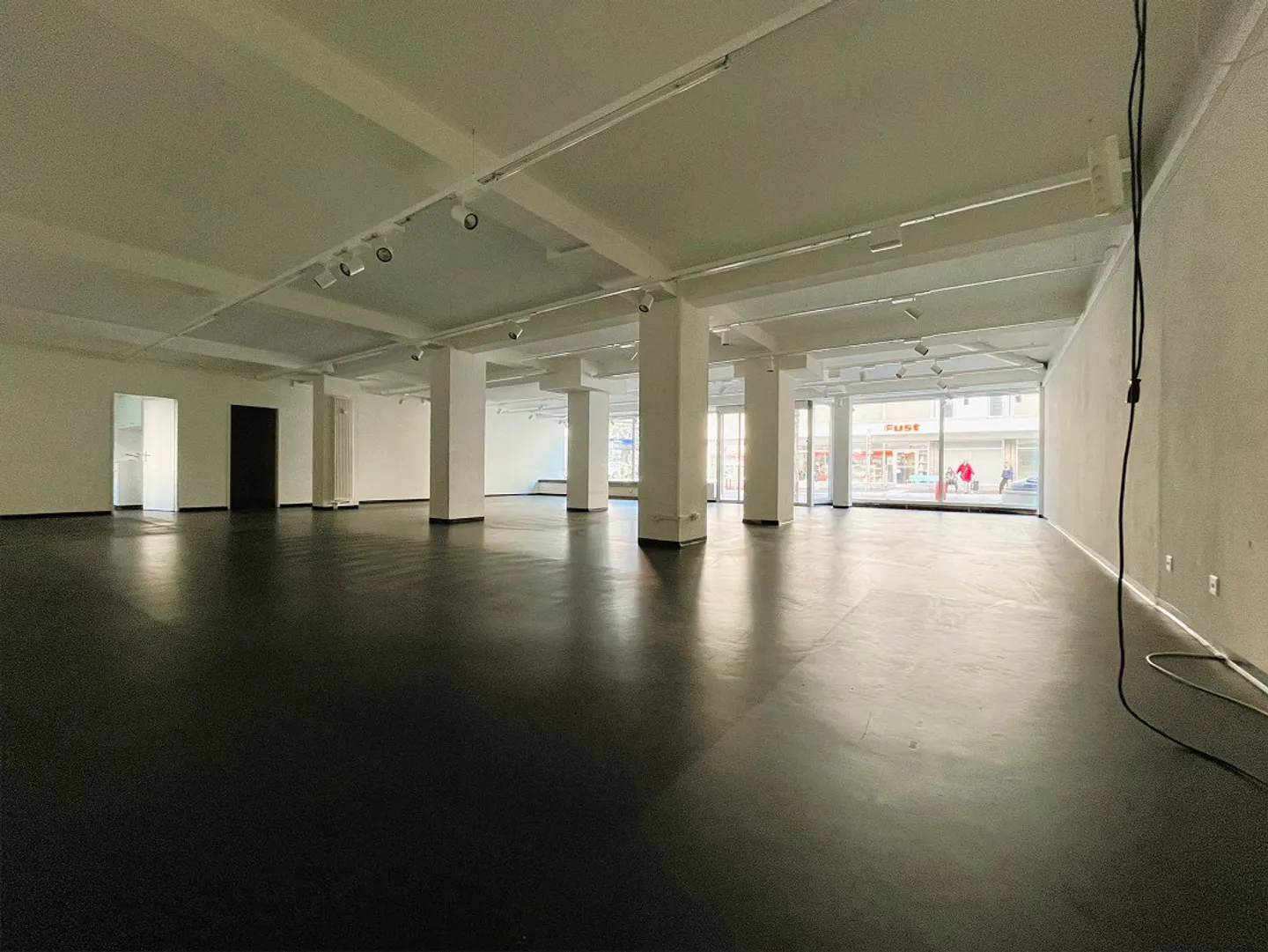 Approx. 208 m2 retail space in the city center of Chur - Photo 2 of 7