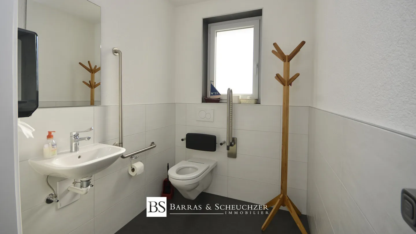 Multifunctional care center with 6 rooms and 9 parking spaces - Photo 8 of 12