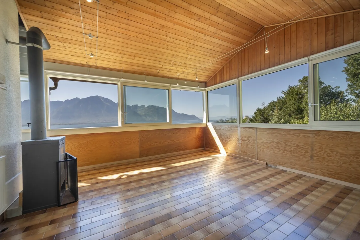 Charmante Villa mit Seeblick - Foto 2 von 12