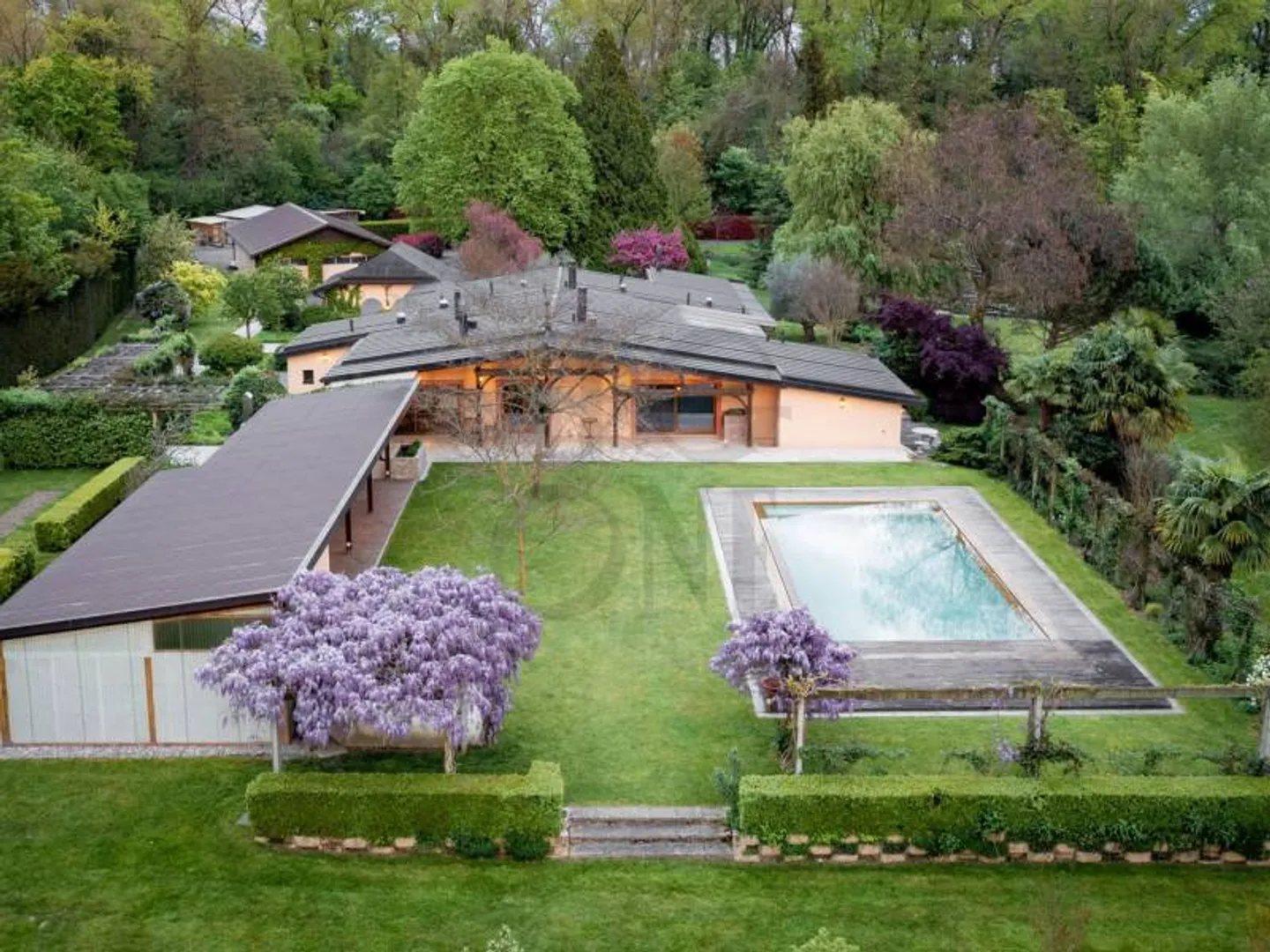 Residenza di carattere con parco privato e accesso diretto al lago - Foto 1 di 12