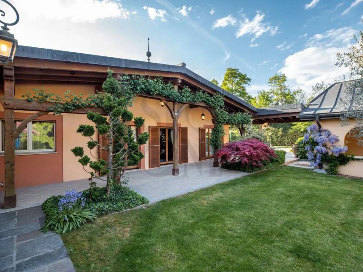 Residenza di carattere con parco privato e accesso diretto al lago - Foto 2 di 12