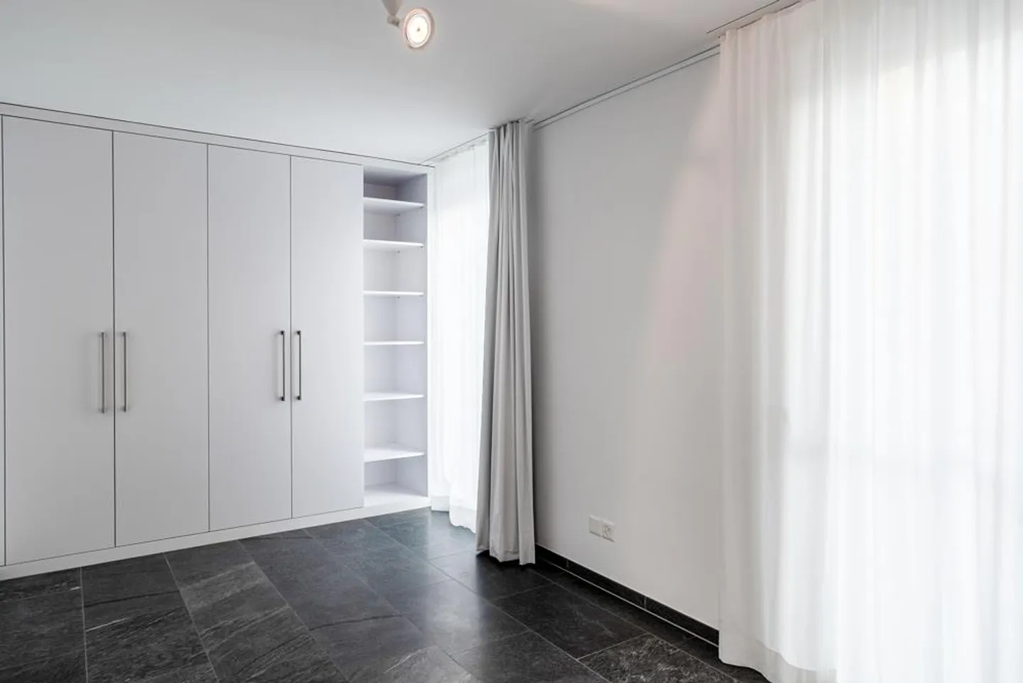 Exclusive penthouse apartment with unobstructed lake view - Photo 3 of 22