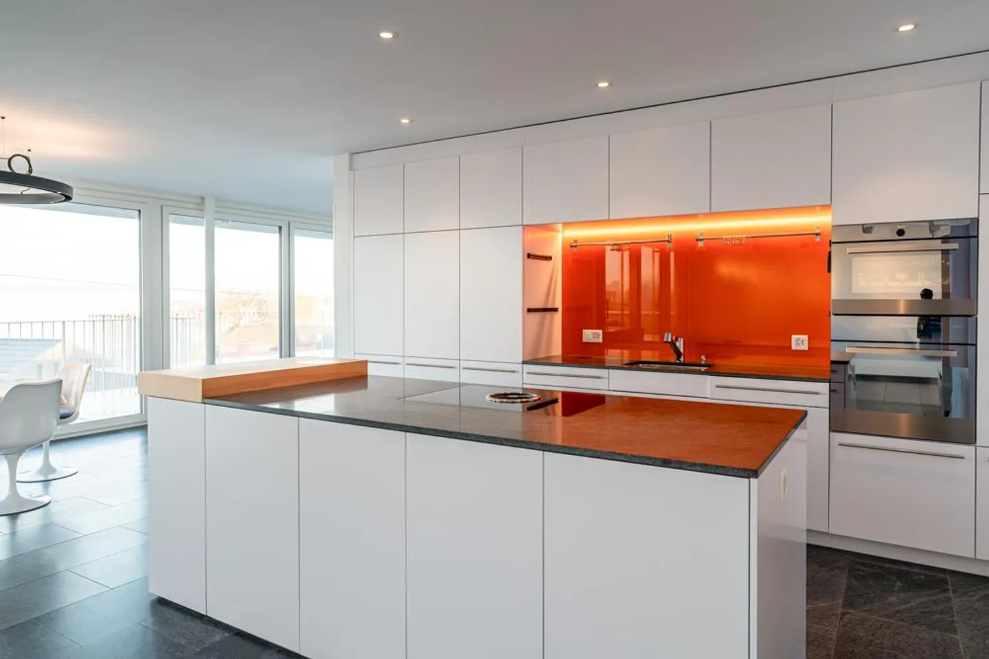 Exclusive penthouse apartment with unobstructed lake view - Photo 8 of 22