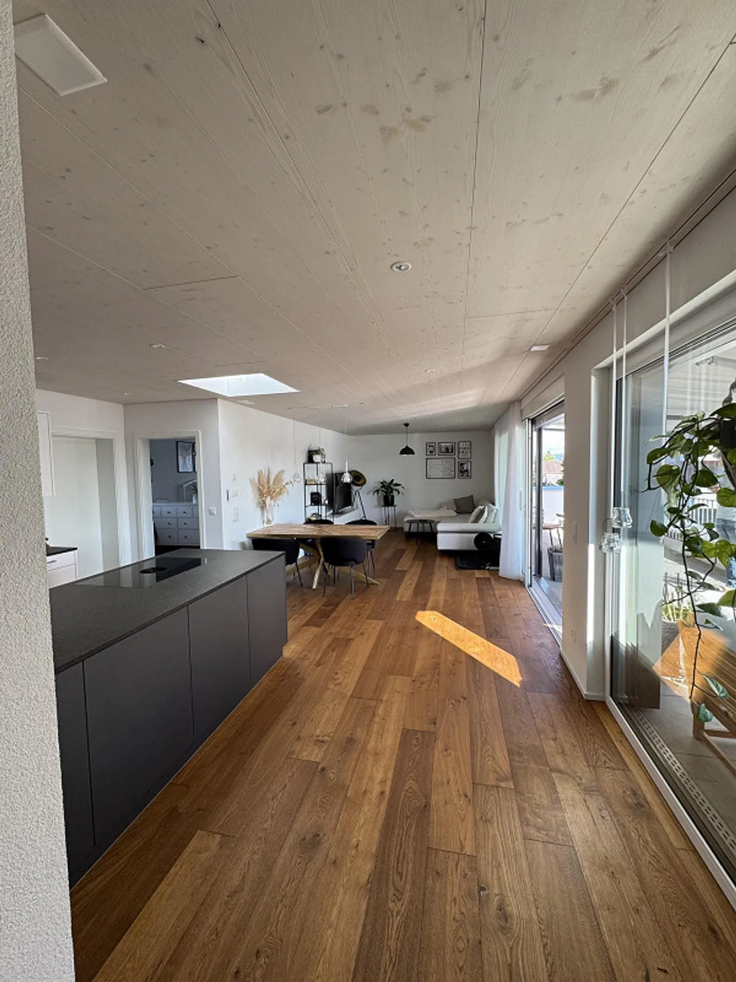 Appartement moderne de 4,5 pièces dans un emplacement central vous attend ! - Photo 2 sur 6