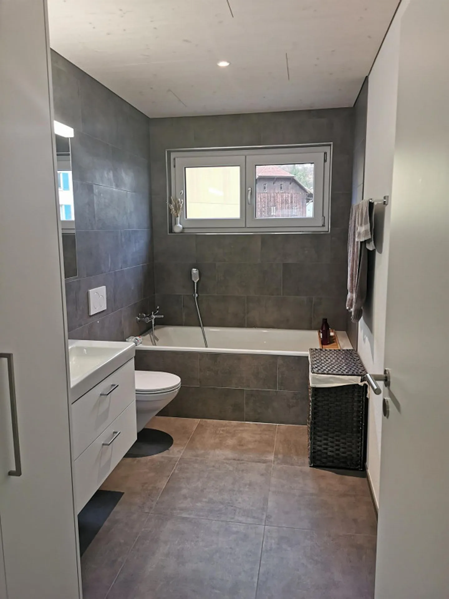 Appartement moderne de 4,5 pièces dans un emplacement central vous attend ! - Photo 3 sur 6