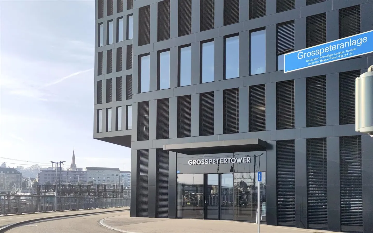 Lavora, organizza riunioni e promuovi la collaborazione in spazi per uffici presso Spaces Grosspeter Tower - Foto 2 di 18