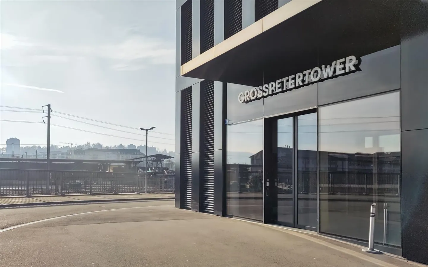 Lavora, organizza riunioni e promuovi la collaborazione in spazi per uffici presso Spaces Grosspeter Tower - Foto 3 di 18