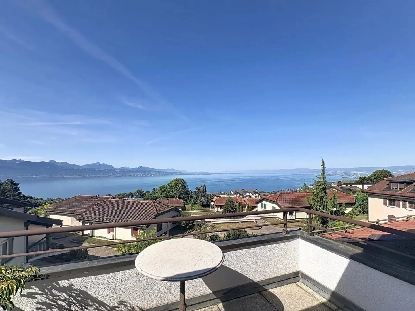 Appartement en attique de 135 m² avec vue imprenable sur le lac Léman - Photo 1 sur 11