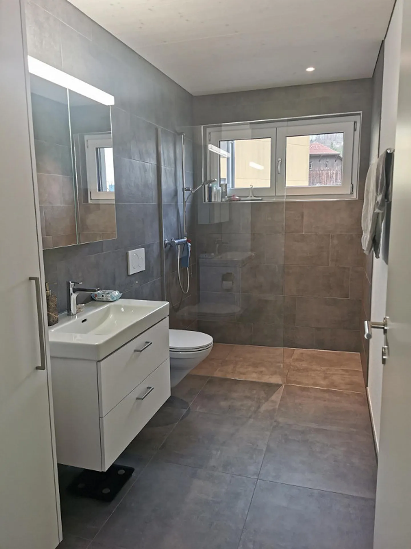 Appartement moderne de 4,5 pièces dans un emplacement central vous attend ! - Photo 4 sur 6