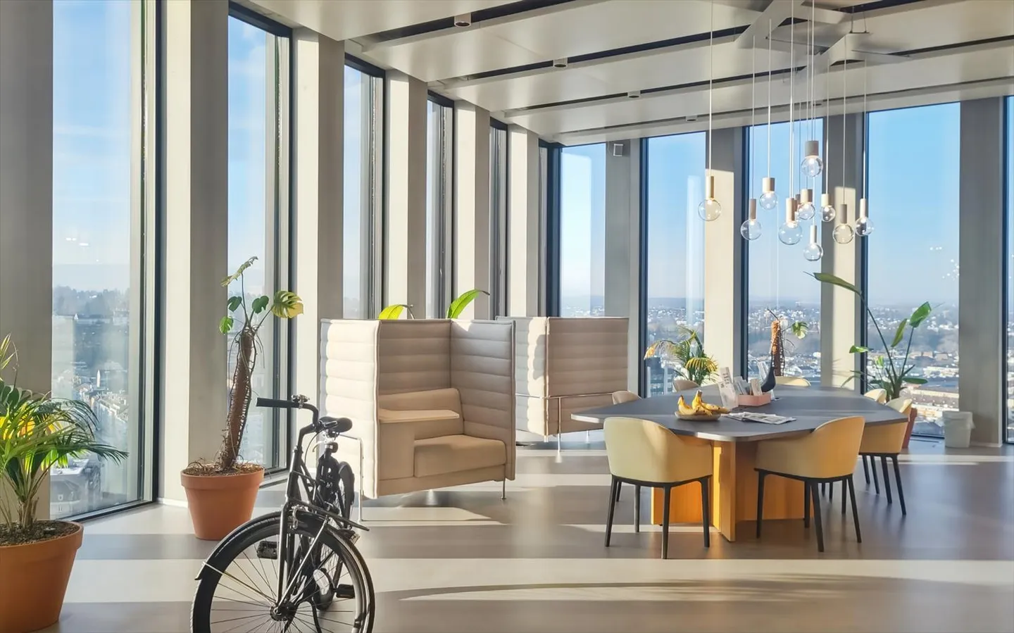 Lavora, organizza riunioni e promuovi la collaborazione in spazi per uffici presso Spaces Grosspeter Tower - Foto 1 di 18