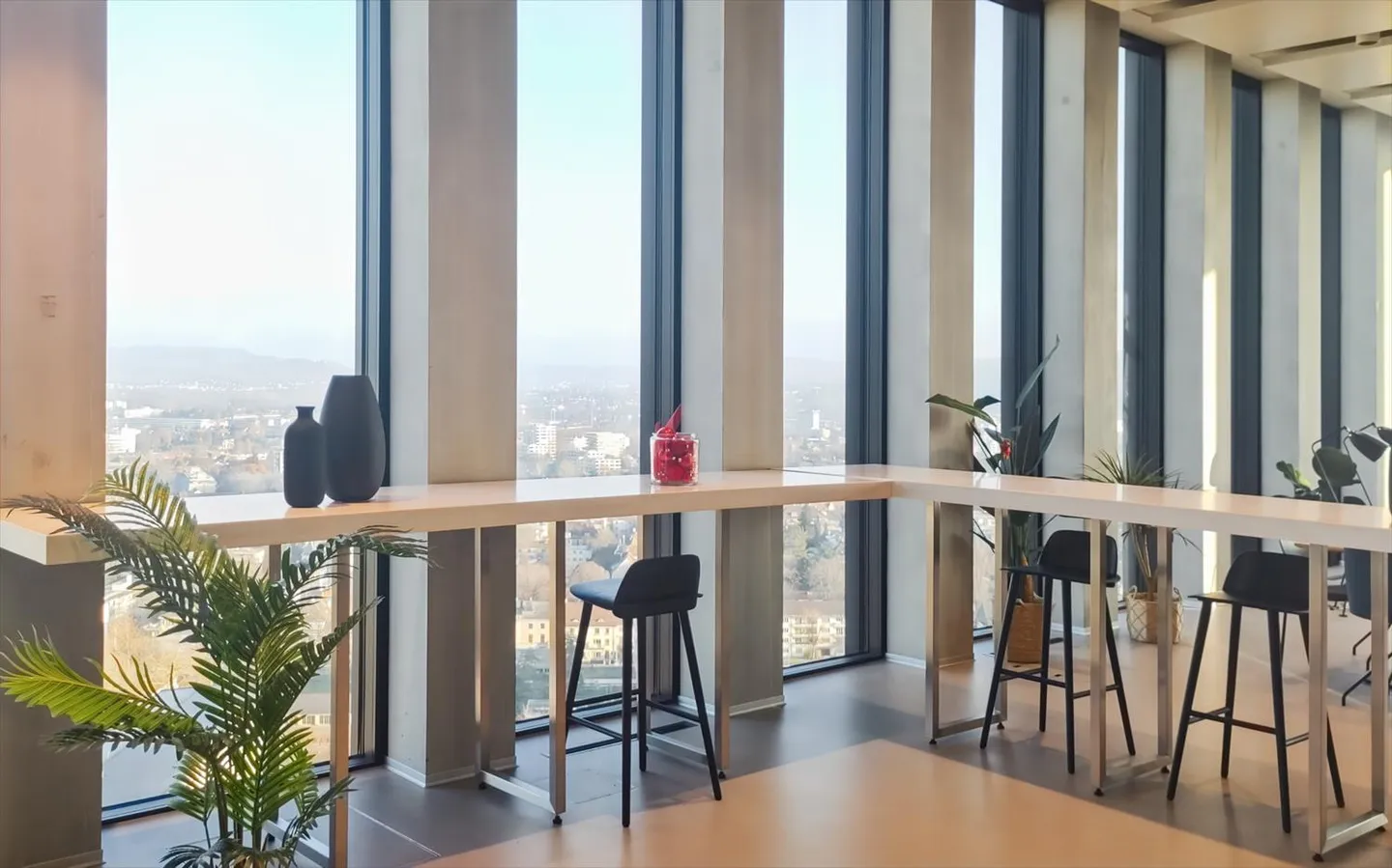 Lavora, organizza riunioni e promuovi la collaborazione in spazi per uffici presso Spaces Grosspeter Tower - Foto 11 di 18