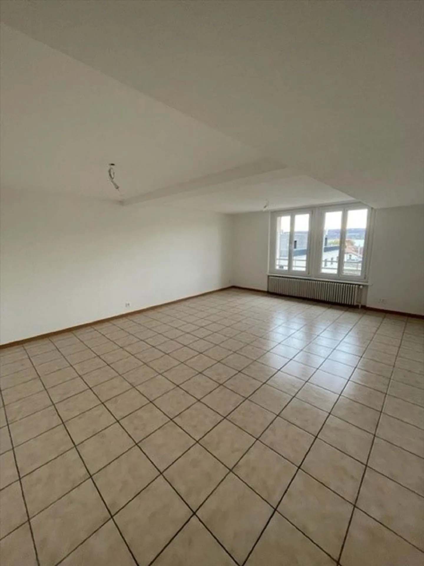 Ampio appartamento con 4 camere a La Neuveville ristrutturato - Foto 2 di 8