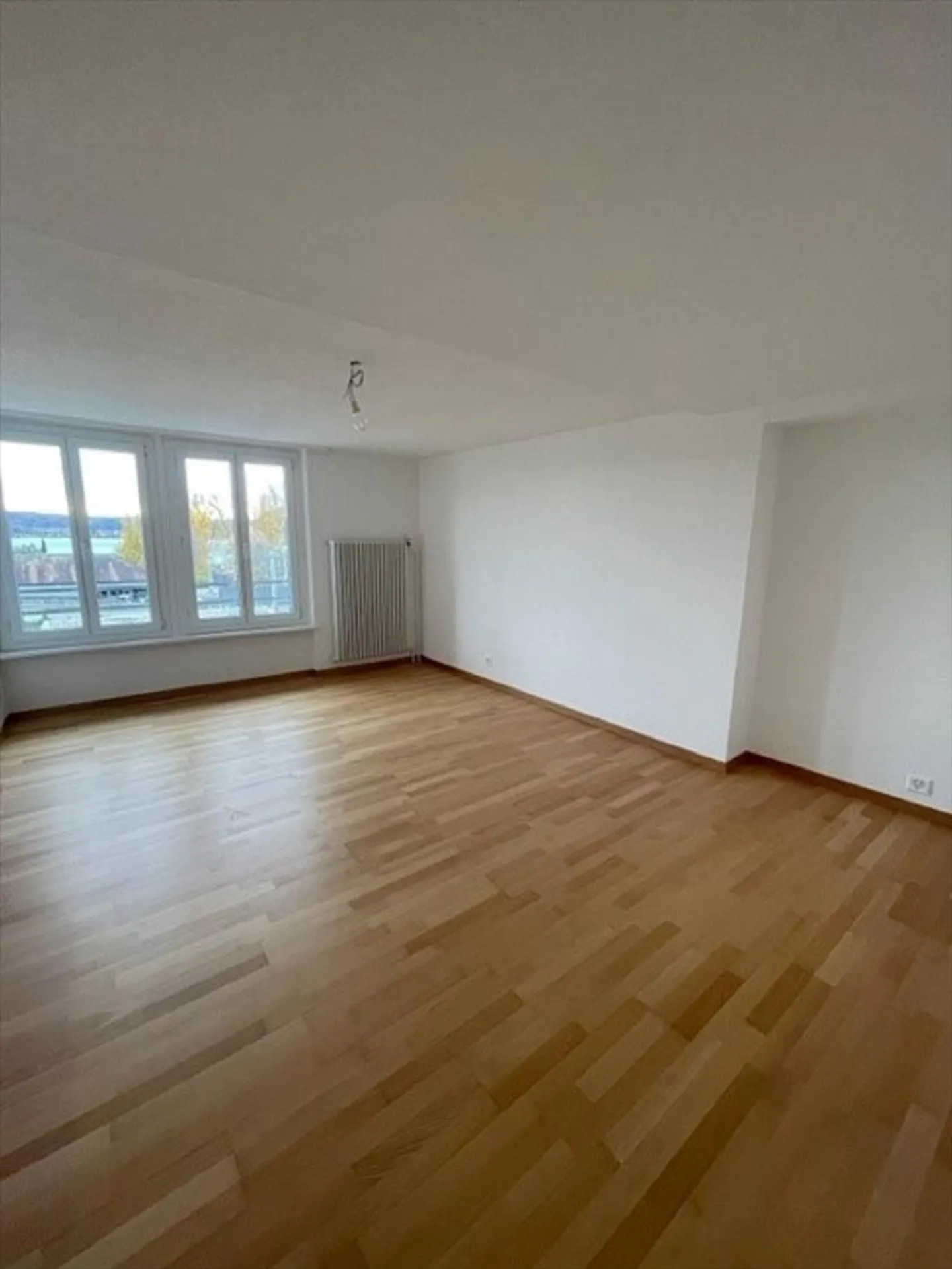 Ampio appartamento con 4 camere a La Neuveville ristrutturato - Foto 3 di 8