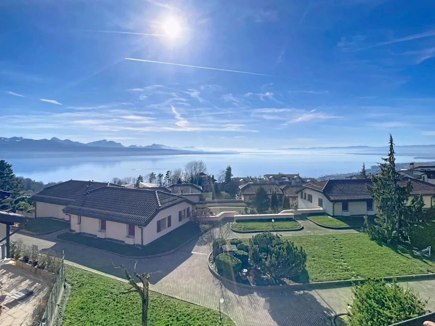 Appartement en attique de 135 m² avec vue imprenable sur le lac Léman - Photo 2 sur 11