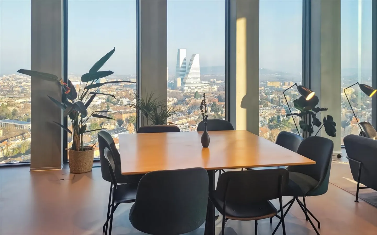 Lavora, organizza riunioni e promuovi la collaborazione in spazi per uffici presso Spaces Grosspeter Tower - Foto 14 di 18