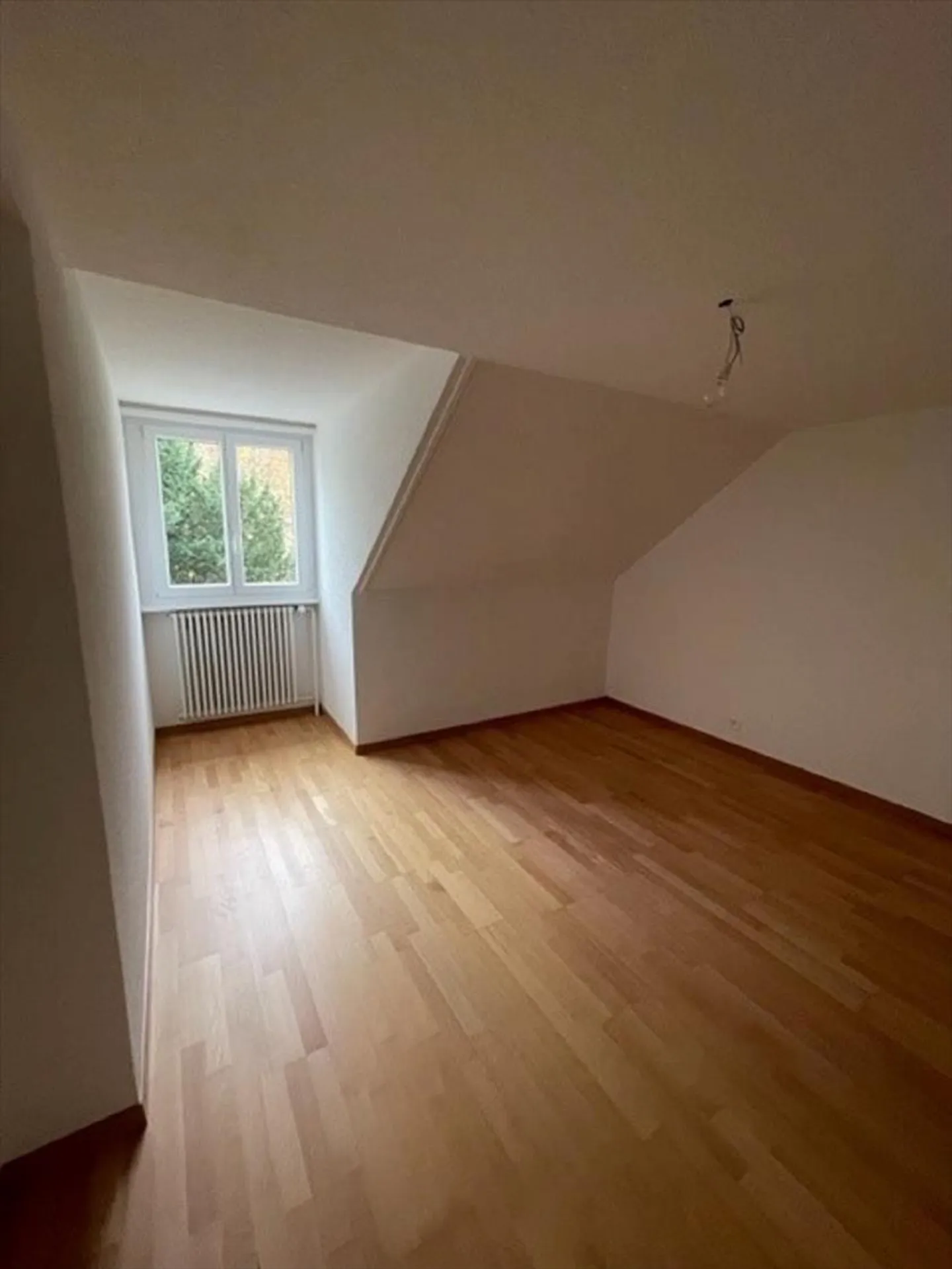 Ampio appartamento con 4 camere a La Neuveville ristrutturato - Foto 4 di 8