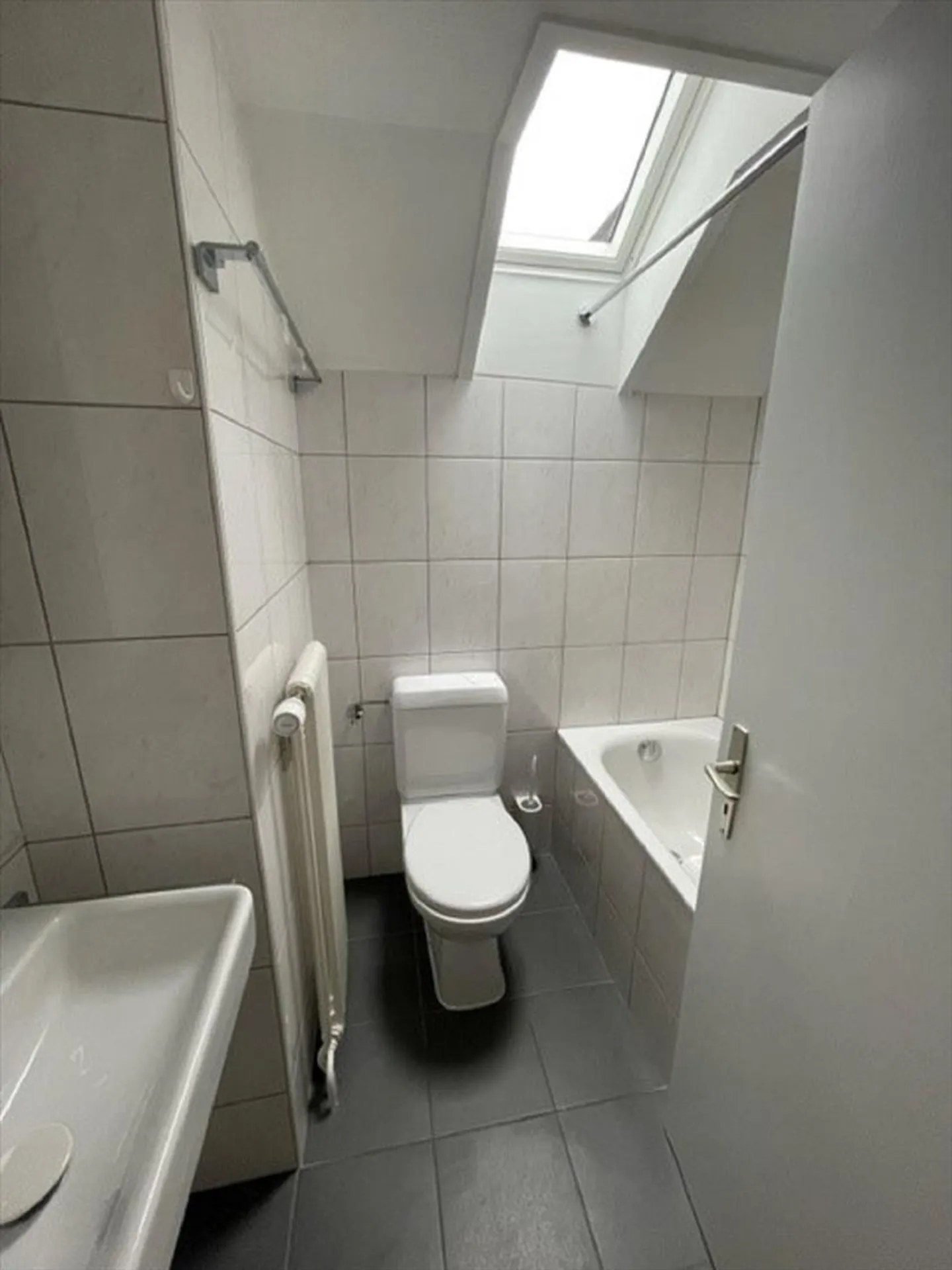 Ampio appartamento con 4 camere a La Neuveville ristrutturato - Foto 5 di 8