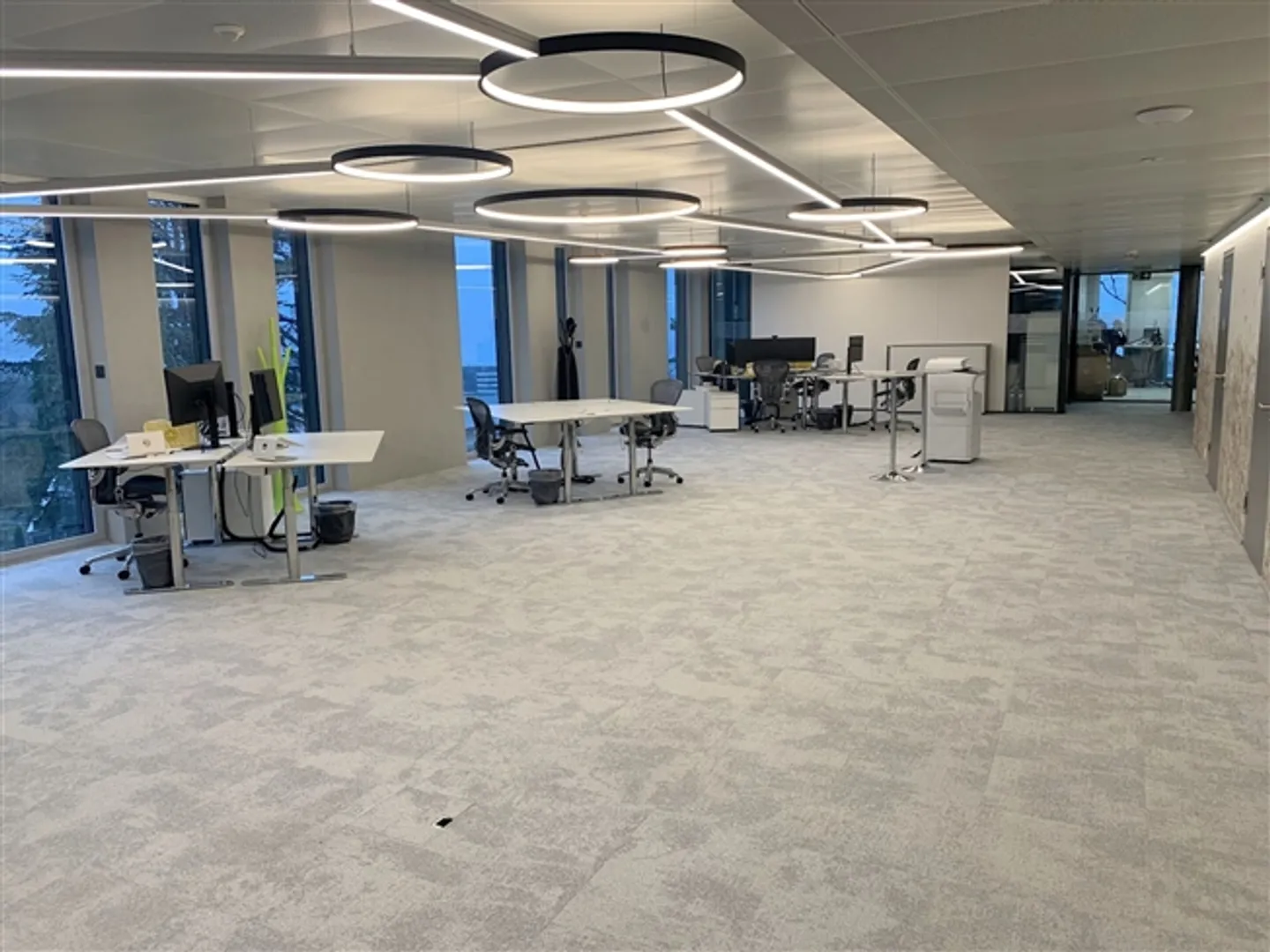 Bâtiment Minergie, bureaux, 900 divisibles 450 m2 Plug & Play avec vue et terrasse à louer - Photo 11 sur 12