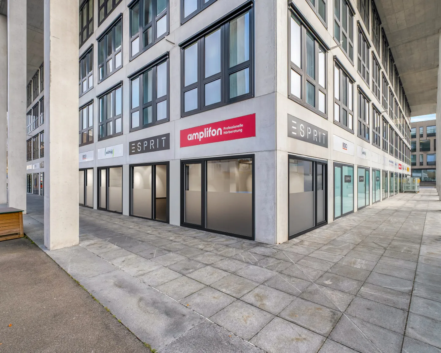 Mixed-use building for rent - Photo 1 of 9