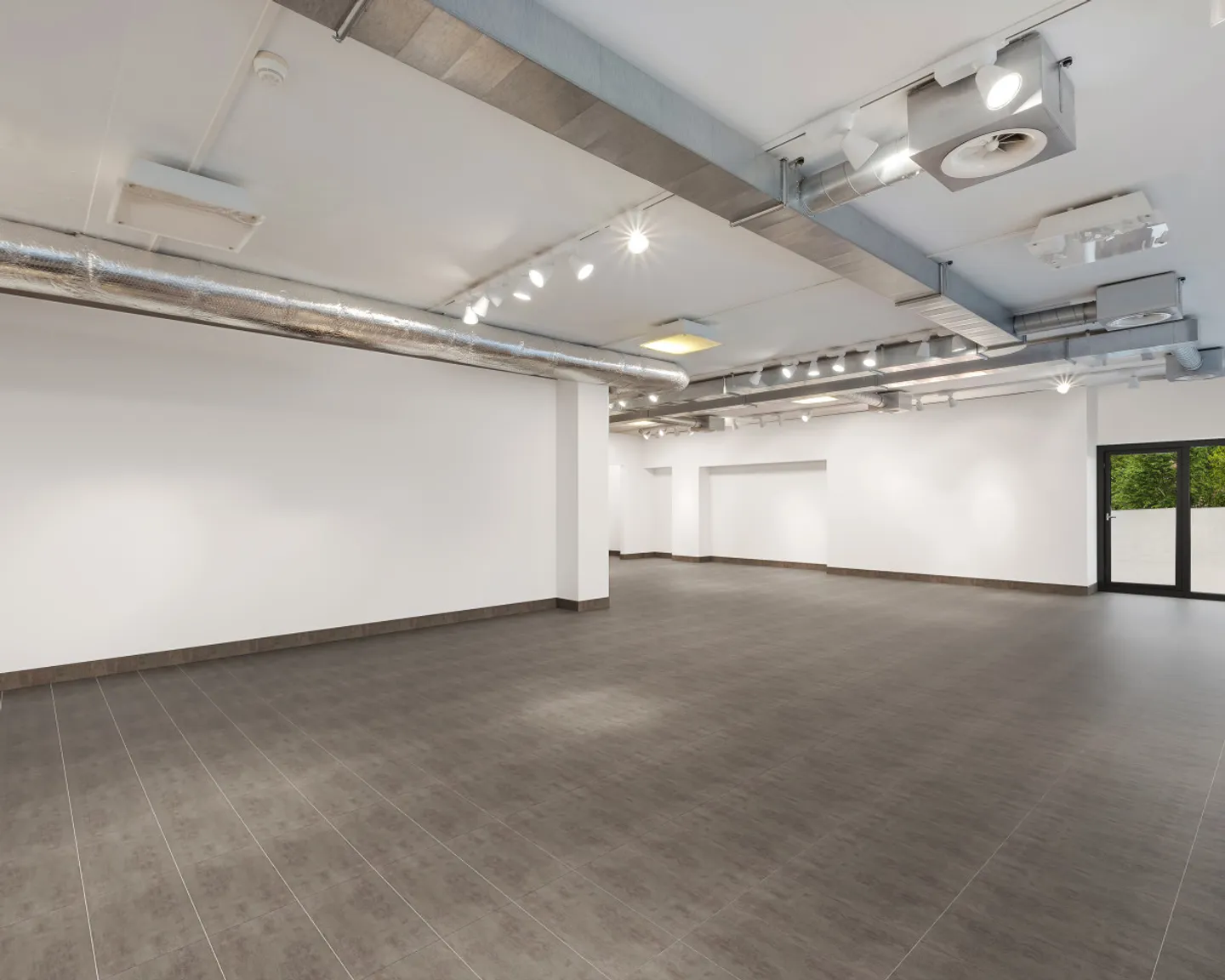 Mixed-use building for rent - Photo 2 of 9