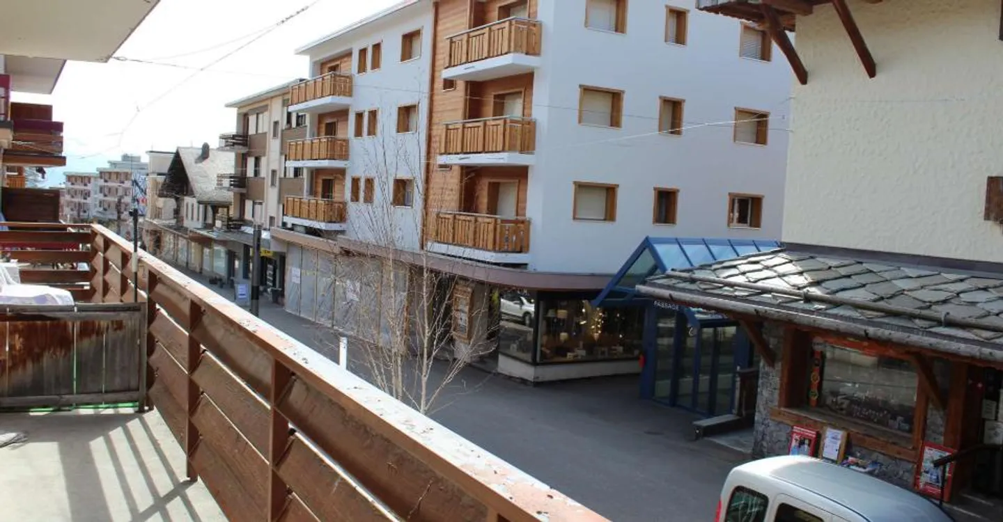 2,5 stanze ristrutturate - Spazioso e luminoso - Ideale nel cuore di Montana - Posizione tranquilla (zona pedonale) - Foto 8 di 9