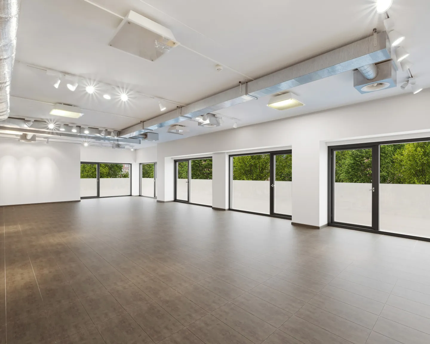 Mixed-use building for rent - Photo 6 of 9