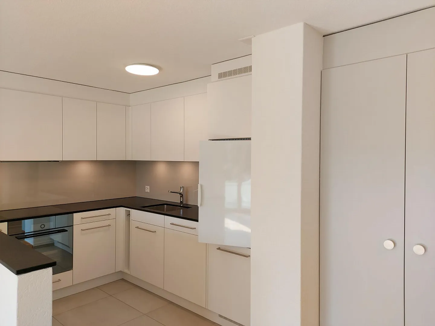 Sunny 2.5 Room Apartment - Photo 3 of 8