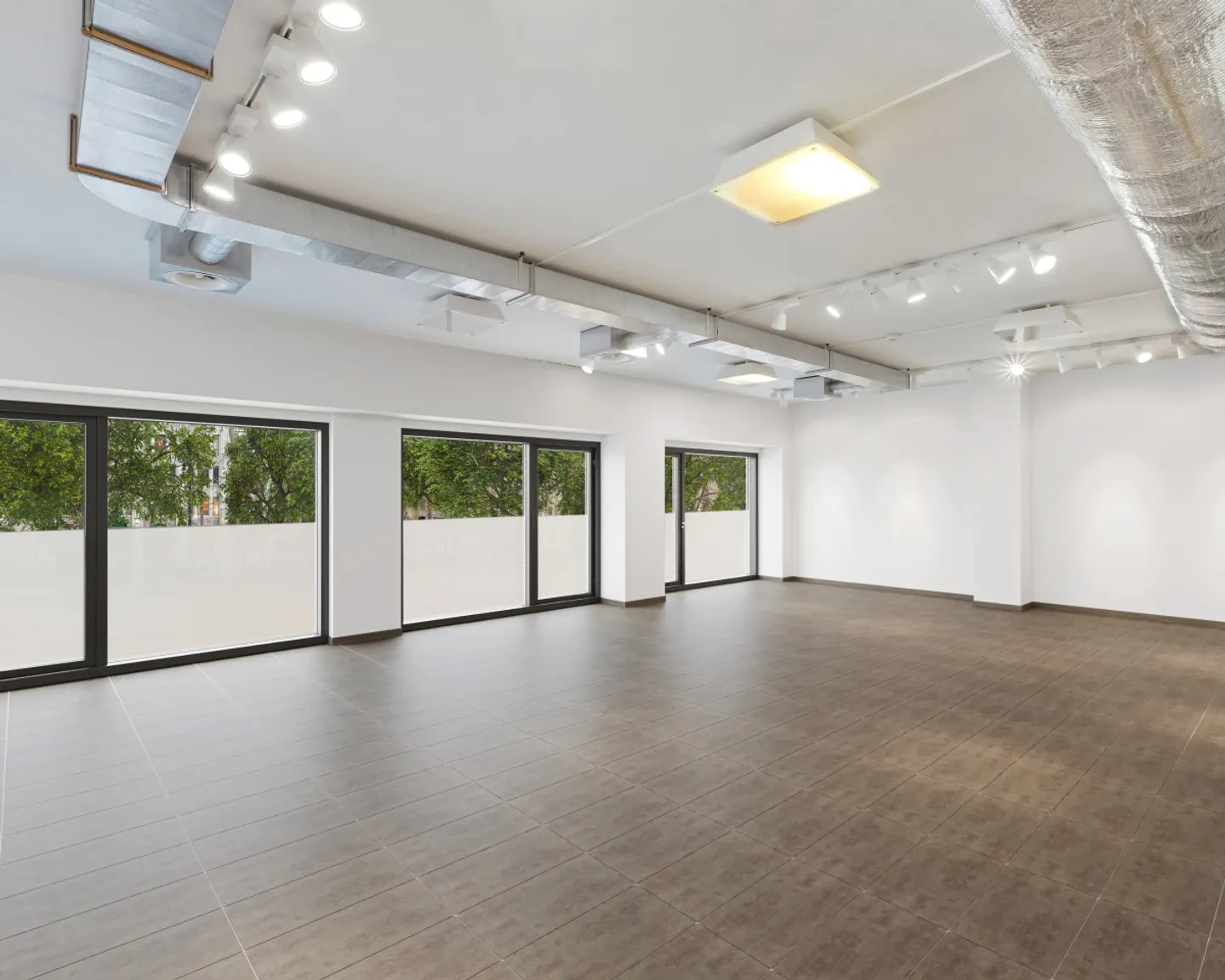 Mixed-use building for rent - Photo 8 of 9